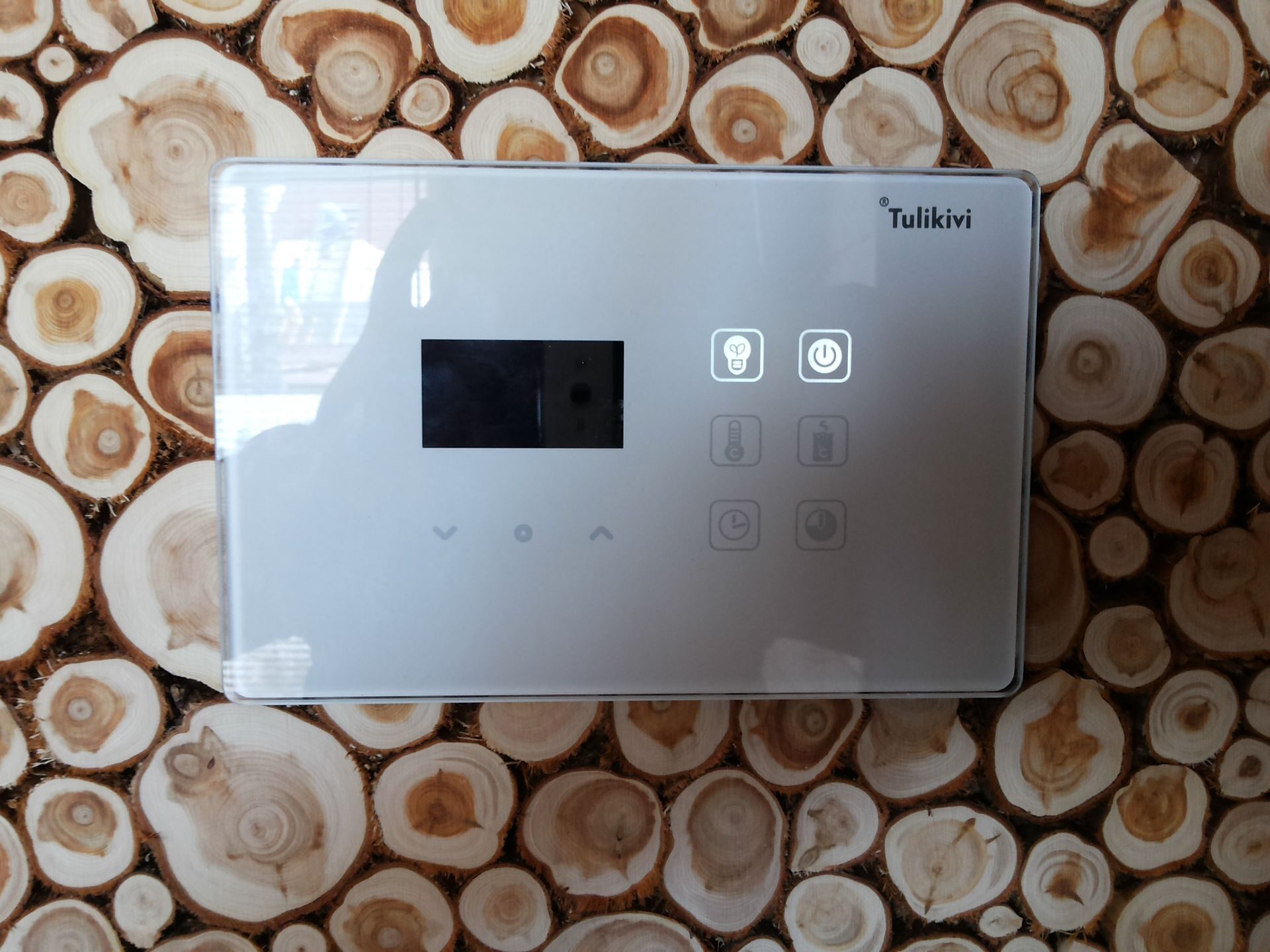 Пульт Tulikivi встроенн в панно из можжевельника