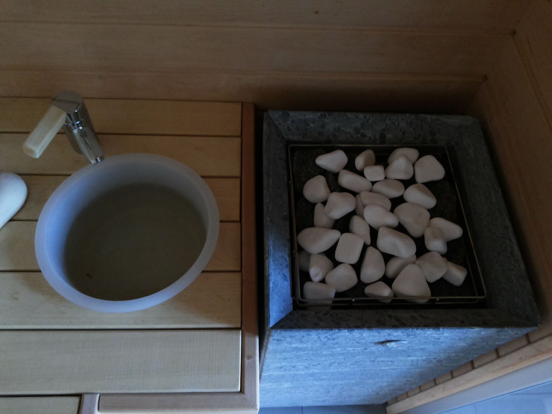 Электрокаменка Tilikivi Tuisku и шайка с подстветкой