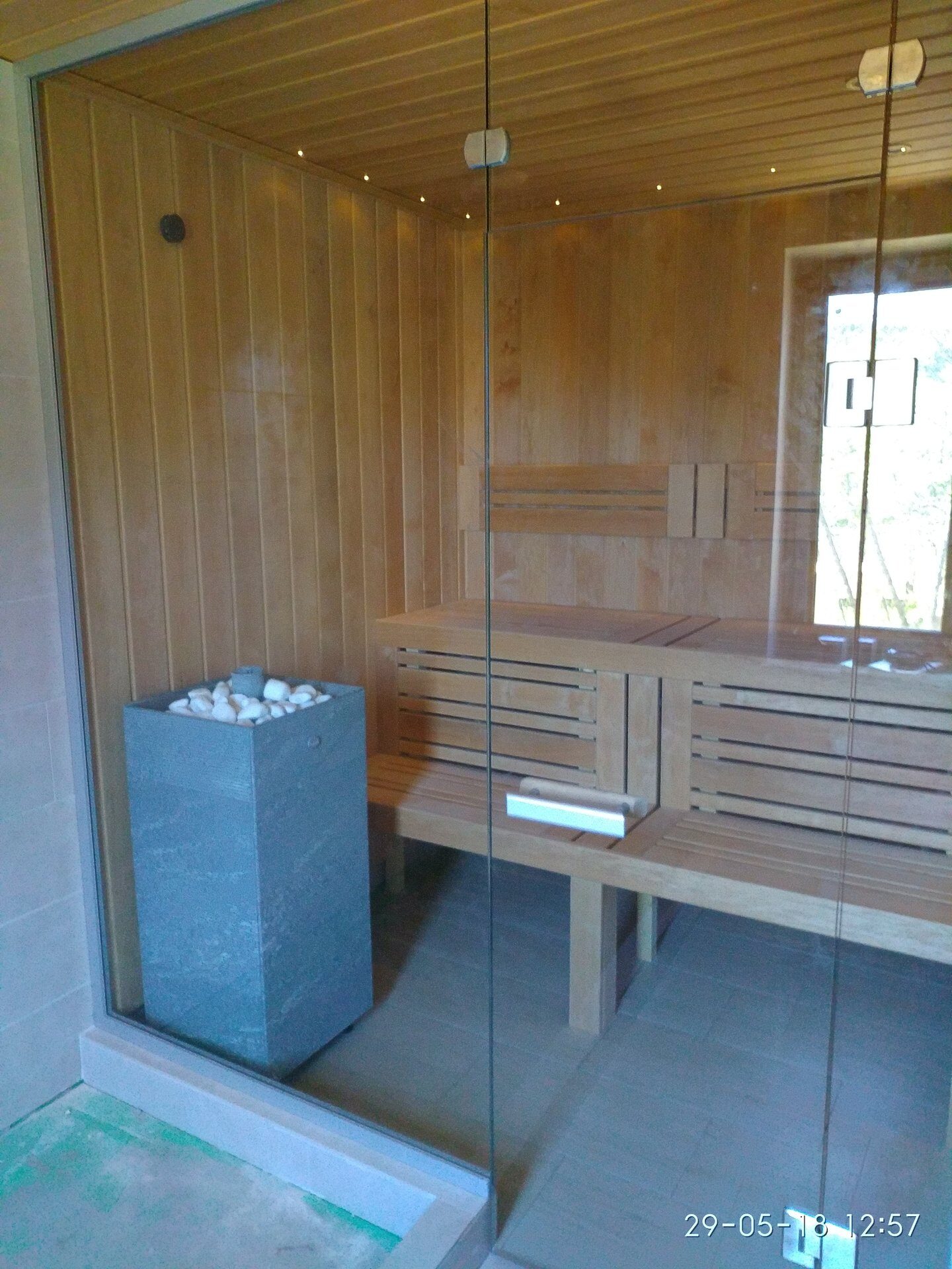 Полностью стеклянная стенка дороже глухого каркаса всего на 30%